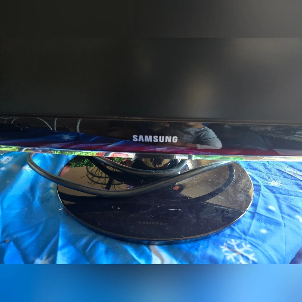 Samsung Syncmaster T240 LCD, Integrated ATSC tuner, with a 24-inch widescreen